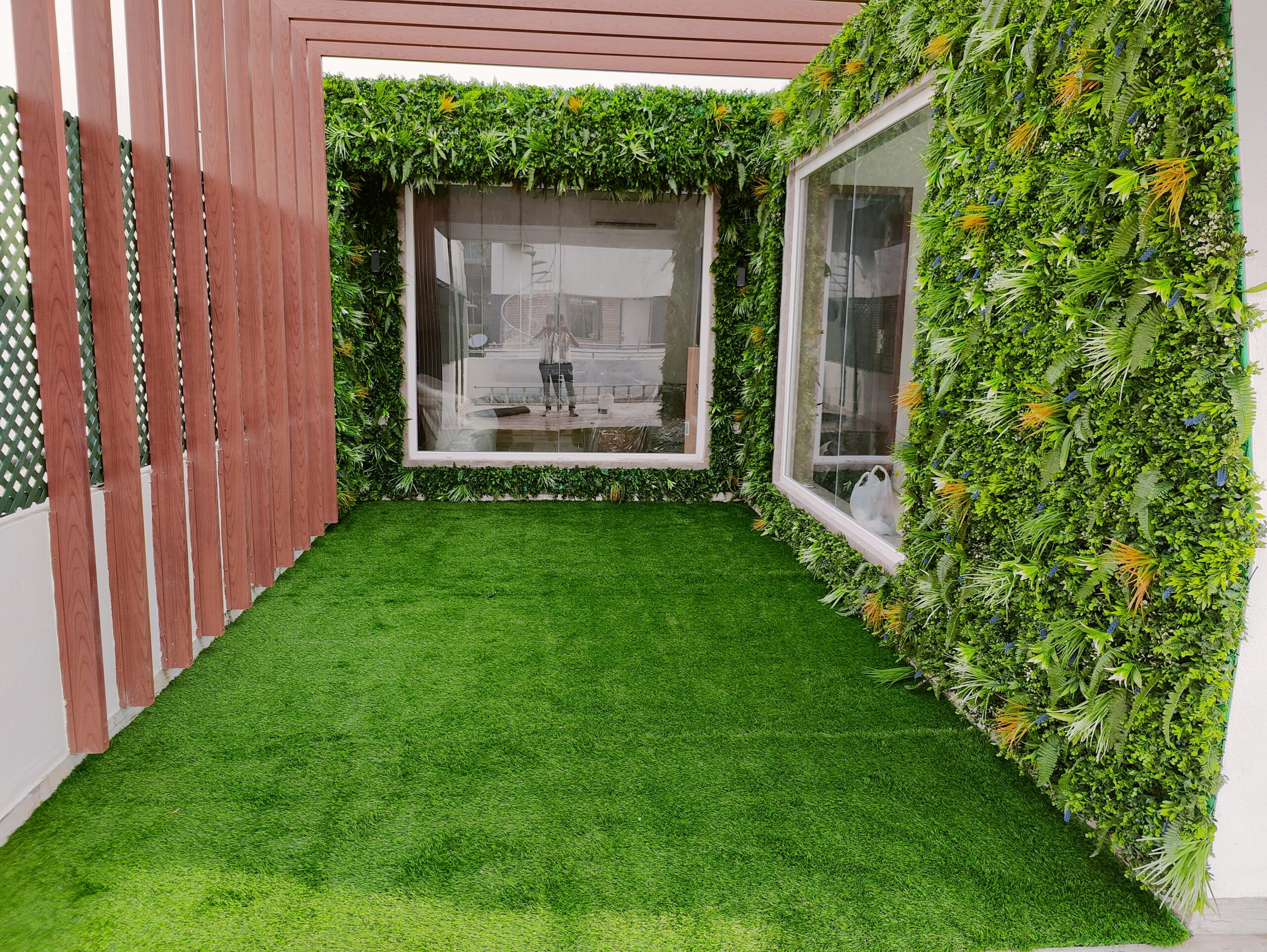 Artificial plant covered floor and varieties of artificial plants